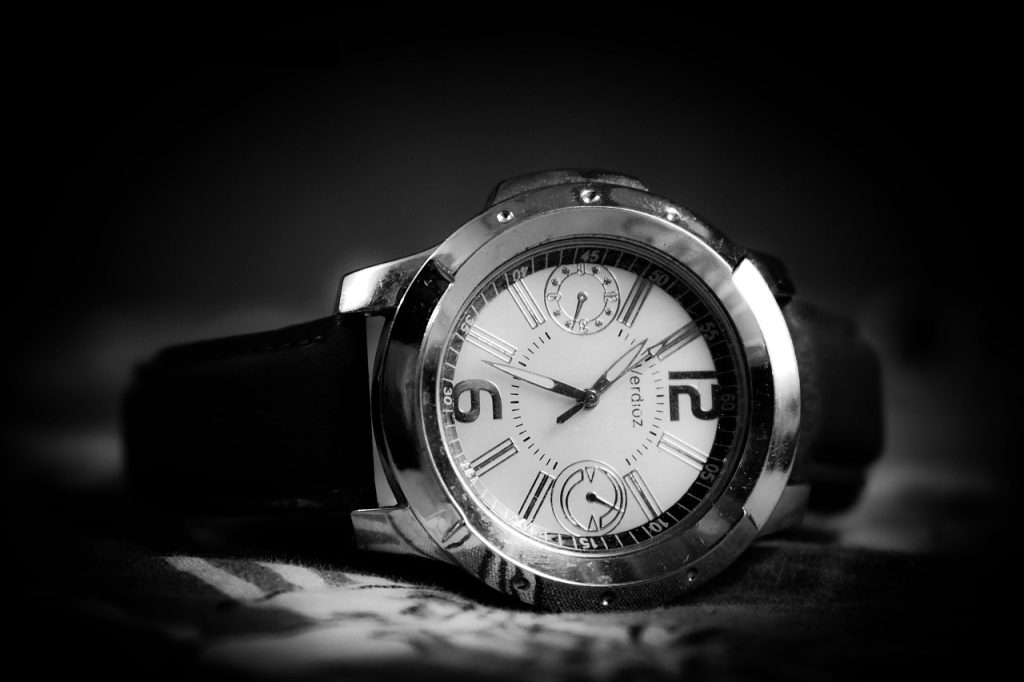 Monochrome wristwatch from the archived premium-watch source page